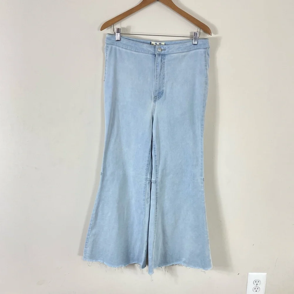 Free People Youthquake Cropped Flare Jeans in Bleach Out Light Wash - 32 - Picture 7 of 16